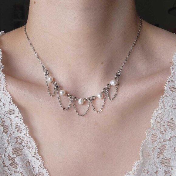 Gothic Coquette white freshwater pearl chandelier necklace with a silver chain - Picture 8 of 9